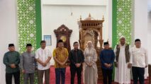 Wali Kota Jambi, Dr. dr. H. Maulana, M.K.M., secara langsung membimbing seorang warga Tionghoa non-muslim, Yexi Tamara, untuk mengucapkan dua kalimat syahadat.